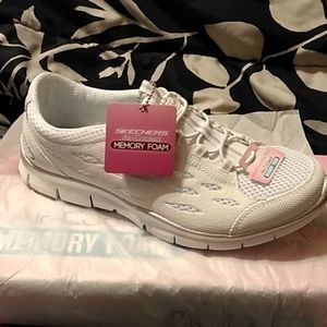 Sneakers with air-cooled memory foam